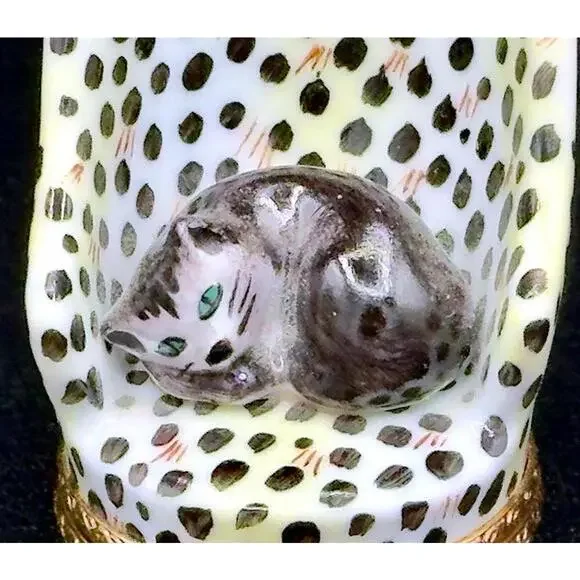 Limoges France Peint Main Cat on Leopard Chair Trinket Box w/ Mouse Clasp Signed - Picture 5 of 7